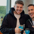 Eden Hazard și Charlie Morgan, ciocnind un pahar de Au Vodka, după mulți ani de la incidentul din Cupa Ligii