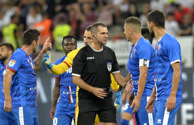 EXCLUSIV // Botoșaniul e doar ultima „victimă”! Analiză DEVASTATOARE a arbitrului George Rădulescu, șef de poliție și ucigaș de meciuri: nu vede penalty-urile clare și permite intrări criminale!