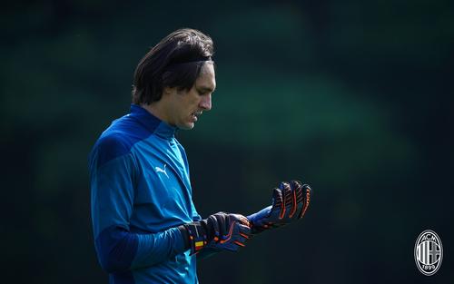 România dă din nou un jucător la AC Milan. După Răducioiu și Contra, Ciprian Tătărușanu este cel care va îmbrcă tricoul legendarului club italian, iar Helmuth Duckadam îl felicită pe fostul goalkeeper de la FCSB pentru această mutare.