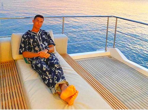 Argentinianul Leo Messi (33 de ani) a dominat topul câștigurilor din 2019-2020, depășind și el bariera miliardului de dolari în carieră. Cristiano Ronaldo (35 de ani) reușise asta în iunie.