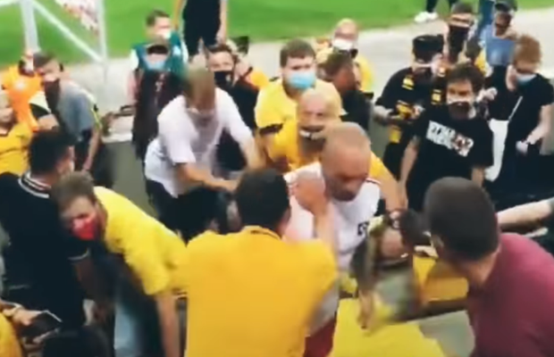 Incident în Cupa Germaniei: un jucător a sărit în tribune și a bruscat un fan advers!