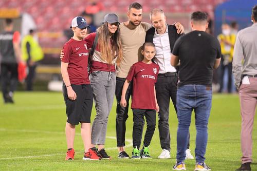 Alexandru Iordănescu (în centru), alături de familia fratelui său, Edward, când acesta din urmă a câștigat titlul cu CFR Cluj // foto: Raed Krishan