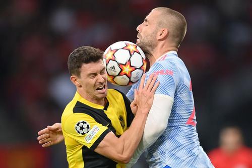 Duel pentru balon în meciul dintre Young Boys și Manchester United // foto: Guliver/gettyimages