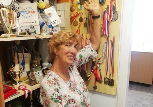 Carmen Bunaciu lângă spațiul cu trofee, ținând în palmă bronzul mondial de la Guayaquil FOTO Luminița Paul