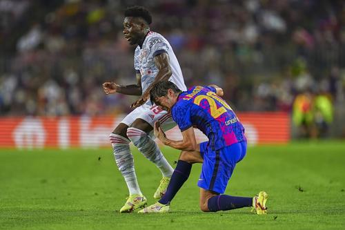 Sergi Roberto, în duel cu Alphonso Davies