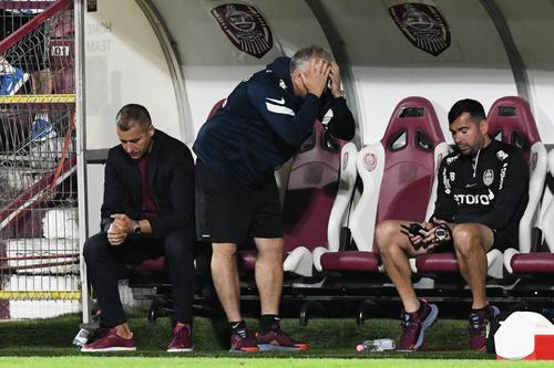 CFR Cluj a fost învinsă de Sivasspor, scor 0-1, în runda secundă a grupei G din Conference League. Imediat după fluierul final, fanii „feroviari” i-au cerut demisia lui Dan Petrescu (54 de ani).