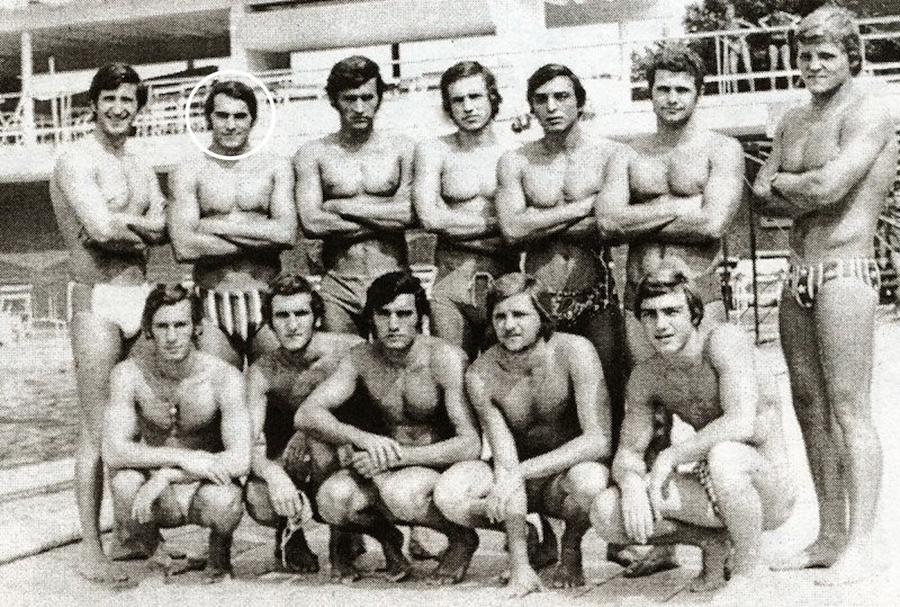 Dinu Popescu și naționala României, la Mondialele de la Cali, în 1975. Popescu a marcat 18 goluri la acel turneu Poloist român de legendă, interviu fără perdea: „Am bătut milițieni la Athenee Palace, puteam să fac pușcărie ca Sandu Boc, dar am scăpat cu un raport medico-legal falsificat”