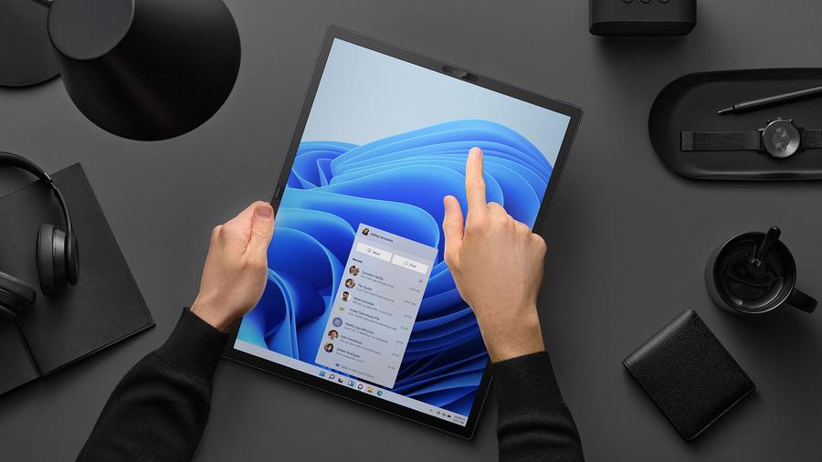 Zenbook 17 Fold OLED (UX9702): ecran mare într-un corp foarte mic