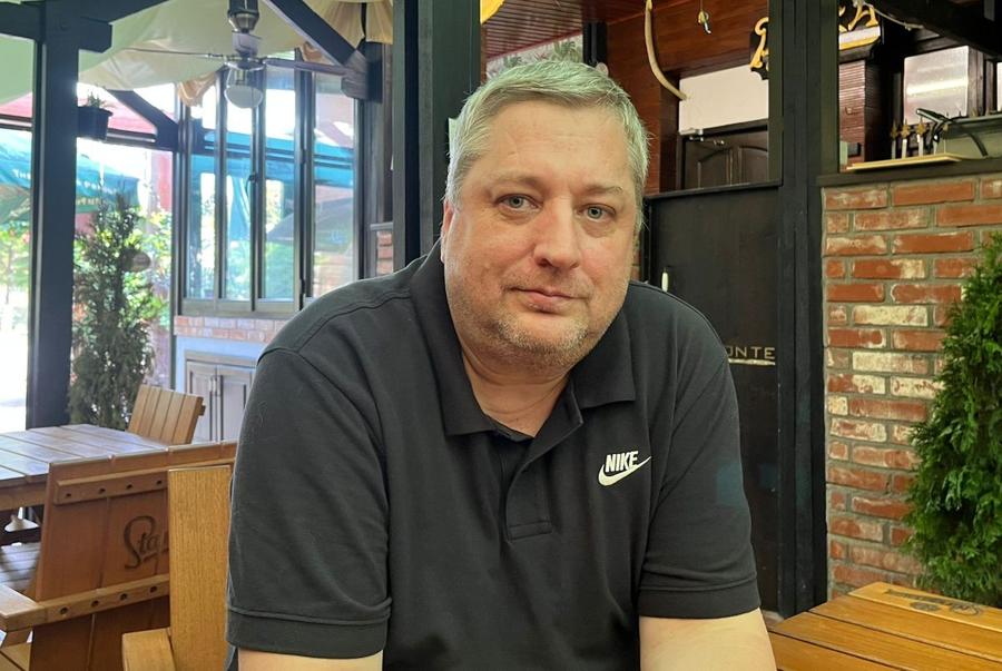 Florin Ghencea, crainicul celor de la FCSB Angajatul lui FCSB și un fost patron de club, în spatele dubelor cu mesaje conspiraționiste din fața Palatului Parlamentului