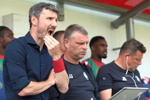 Van Bommel (stânga), în fața unei noi mari greșeli // Foto: Imago
