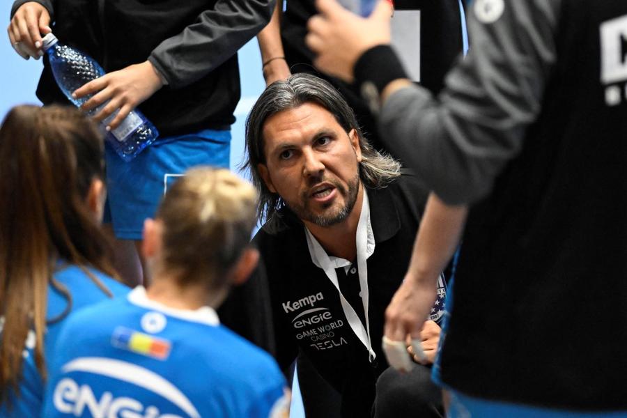 Antrenorul Adrian Vasile dând indicații Foto Raed Krishan Provocări diferite în Liga Campionilor: CSM pornește favorită, Rapid trebuie să strângă rândurile