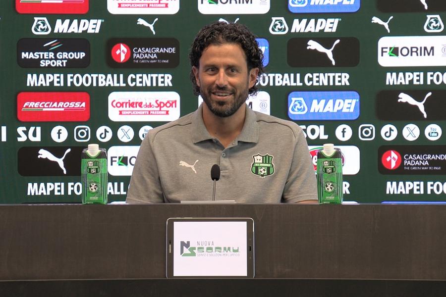 Fabio Grosso, misterios în privința echipei de start, la conferința de presă. Foto: SassuoloCalcio.it Meciul lui Juventus de sâmbătă este în pericol? » „Șase jucători sunt trimiși în izolare! Am anunțat deja la Ligă”