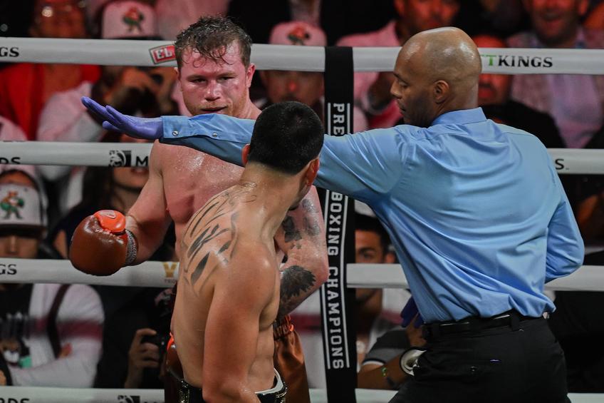 Saul Canelo Alvarez (34 de ani) l-a învins pe Edgar Berlanga (27 de ani) printr-o decizia unanimă. Mexicanul şi-a păstrat centurile WBC, WBO şi WBA la categoria supermijlocie / FOTO: Imago