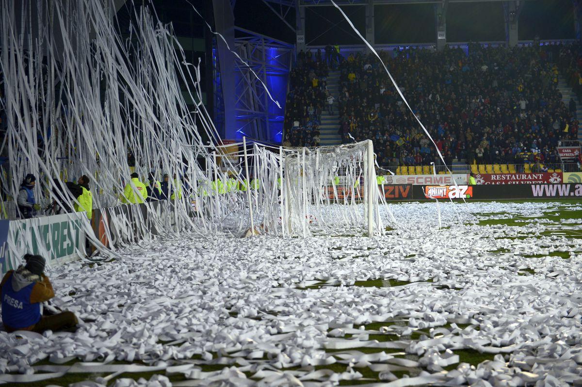 Rivalitatea Petrolul  - Dinamo, în imagini: ură în stare pură, scenografii explozive și mesaje cu dedicație