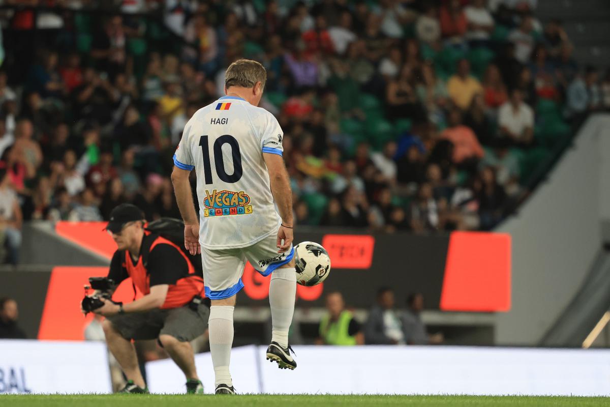 Coloși la tot pasul: Legends Charity Game, spectacol pentru o cauză nobilă! Gică Hagi, un sfert de oră pe teren