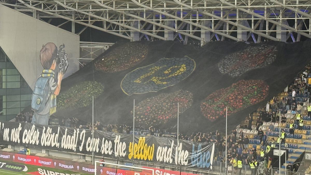 Scenografii FABULOASE la Petrolul - Dinamo! Reverență pentru trei boxeri uriași ai Ploieștiului + torțe și fumigene în peluza „câinilor”