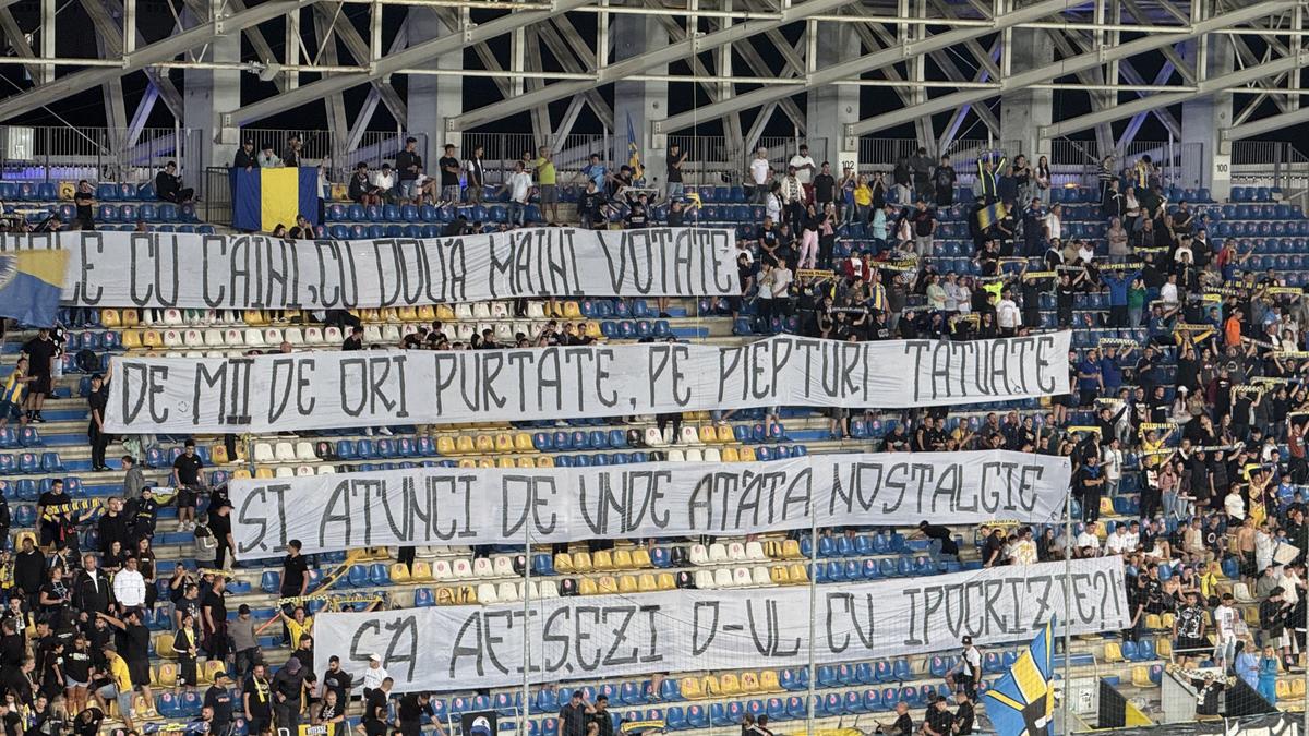 Scenografii FABULOASE la Petrolul - Dinamo! Reverență pentru trei boxeri uriași ai Ploieștiului + torțe și fumigene în peluza „câinilor”