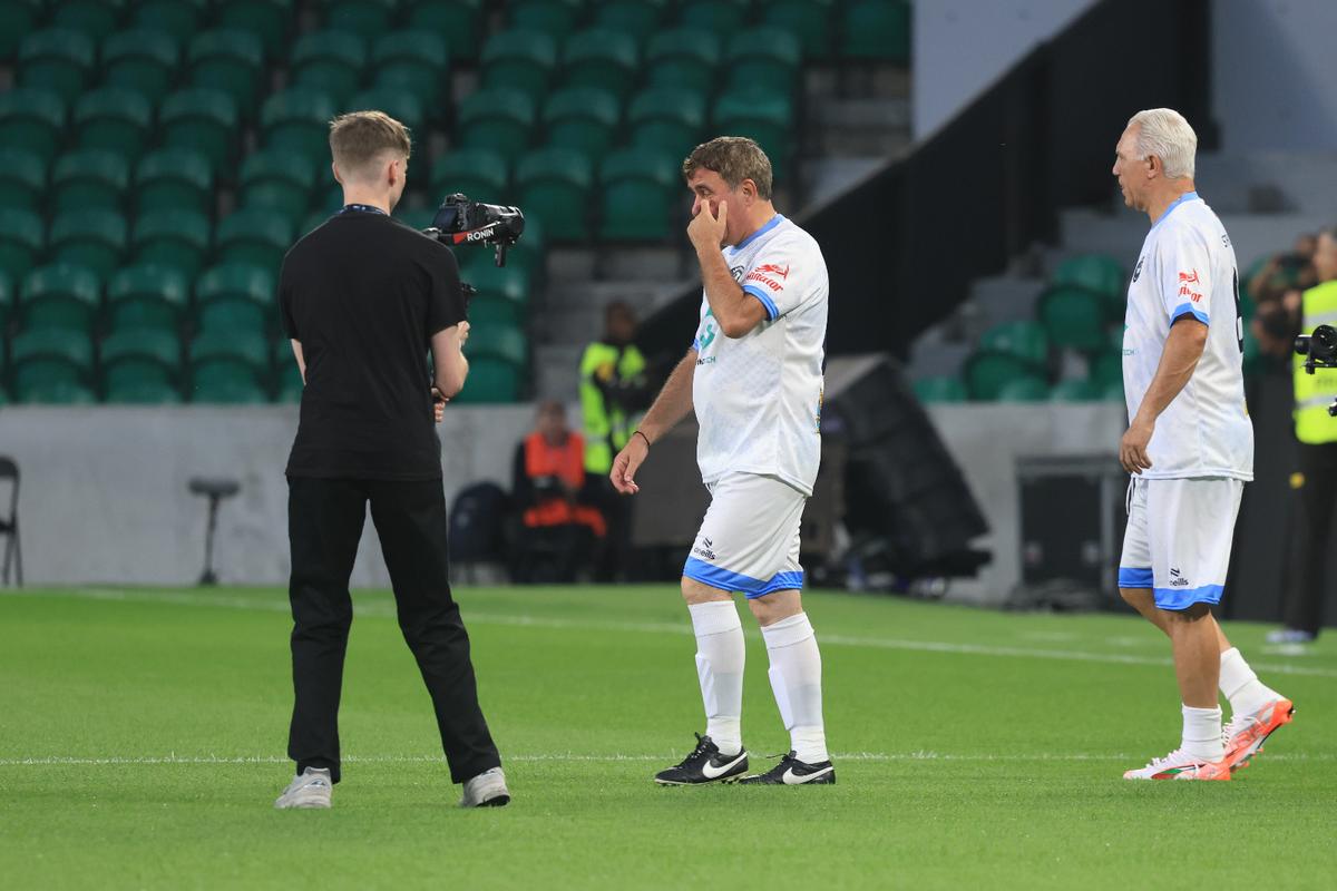Imagini de senzație surprinse de GSP la Legends Charity Game: Gică Hagi, asaltat de fani la Lisabona » Reacție genială pe gazon: „E cam mare terenul ăsta”