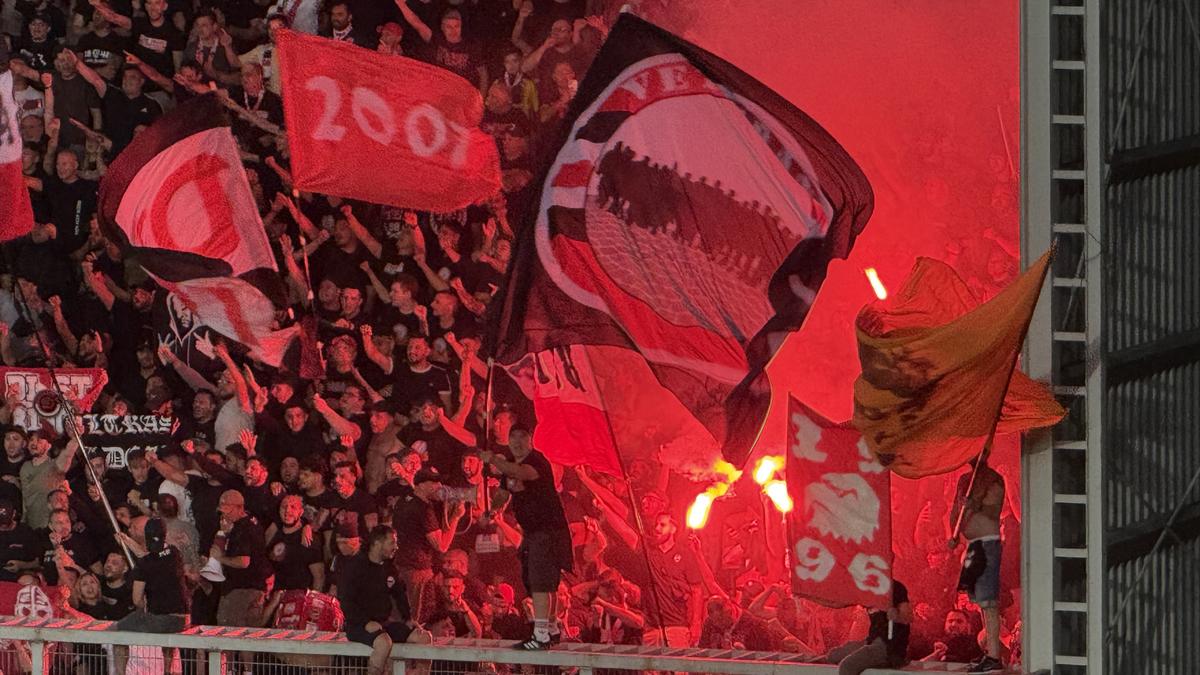 Scenografii FABULOASE la Petrolul - Dinamo! Reverență pentru trei boxeri uriași ai Ploieștiului + torțe și fumigene în peluza „câinilor”