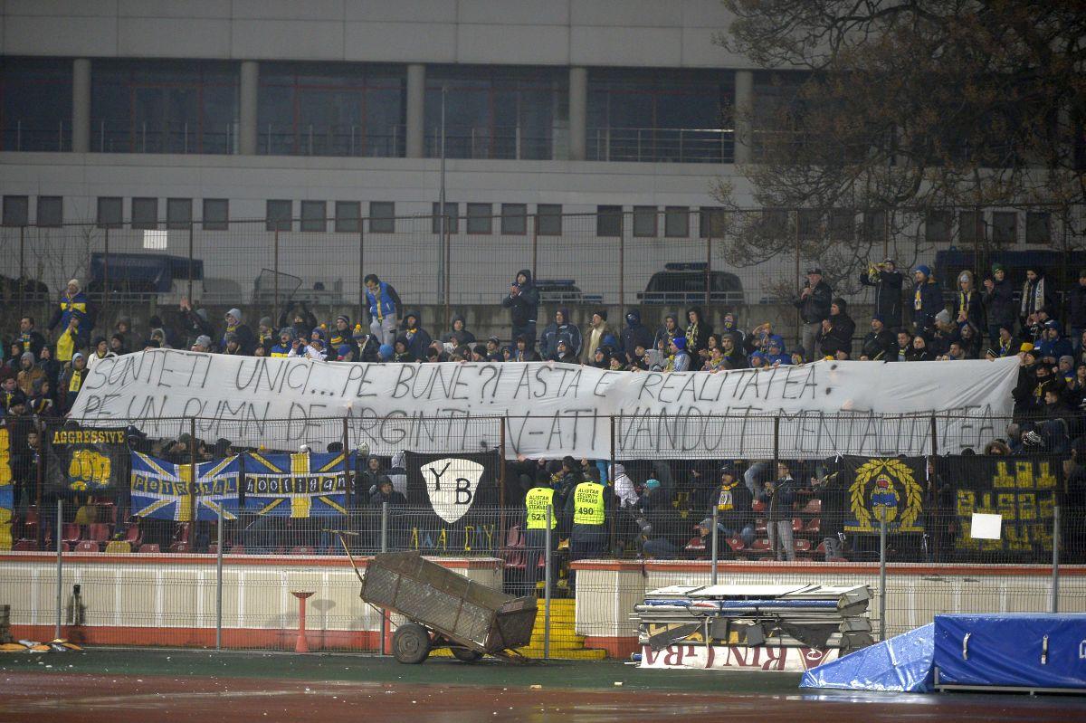 Rivalitatea Petrolul  - Dinamo, în imagini: ură în stare pură, scenografii explozive și mesaje cu dedicație