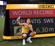 Armand Duplantis și o poză cu tabela de record mondial la Tokyo 2025 Foto: Guliver/GettyImages