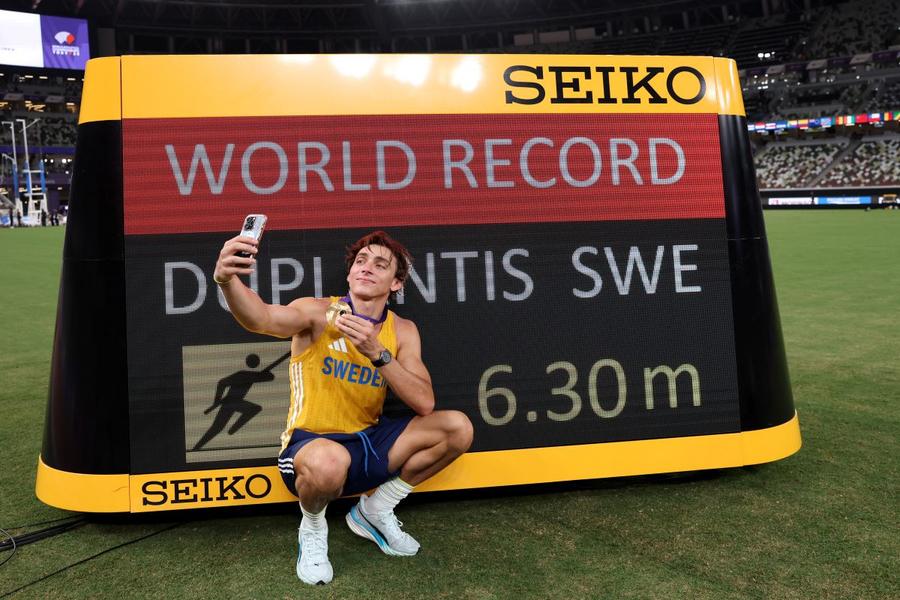 Armand Duplantis și o poză cu tabela de record mondial la Tokyo 2025 Foto: Guliver/GettyImages Armand Duplantis, desemnat Atletul anului 2025, săgeată spre o competiție privată: „Nu le-a mers prea bine, nu-i așa?”
