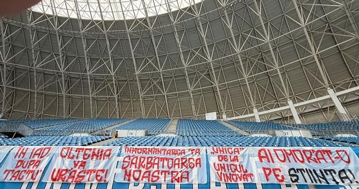 Mesaje oribile la adresa lui Adrian Mititelu, după ce FCU Craiova a fost exclusă din Liga 3. FOTO: Instagram @casualromania