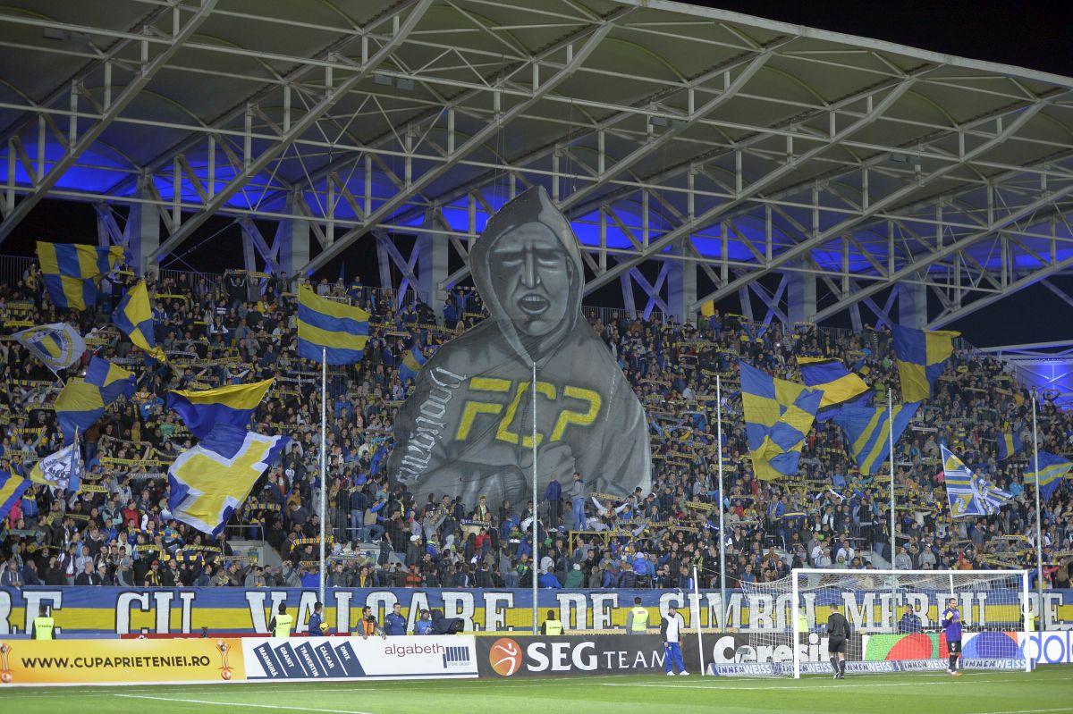 Rivalitatea Petrolul  - Dinamo, în imagini: ură în stare pură, scenografii explozive și mesaje cu dedicație