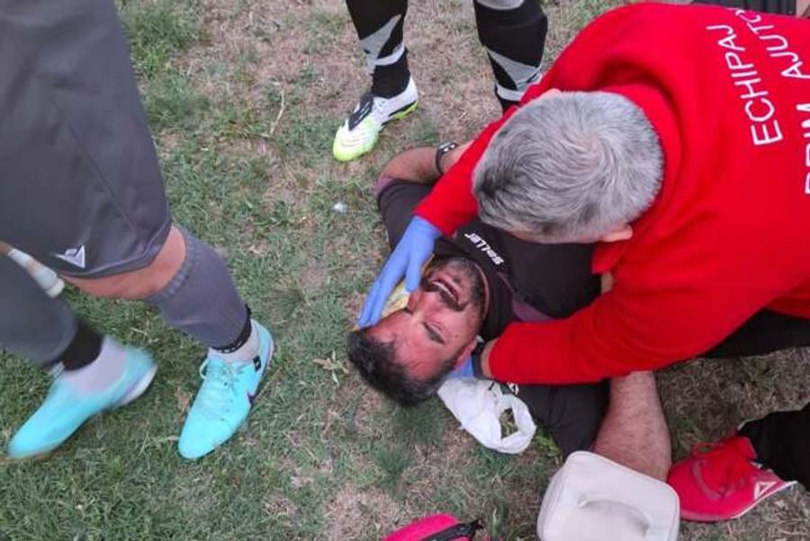 Arbitru bătut cu bestialitate în Liga 5 din România, la meciul dintre Gloria Secusigiu și Banatul Arad. FOTO: aradon.ro Scene șocante in fotbalul mic din România! Arbitrul, strâns de gât și bătut cu bestialitate de jucător: primarul vrea să desființeze echipa