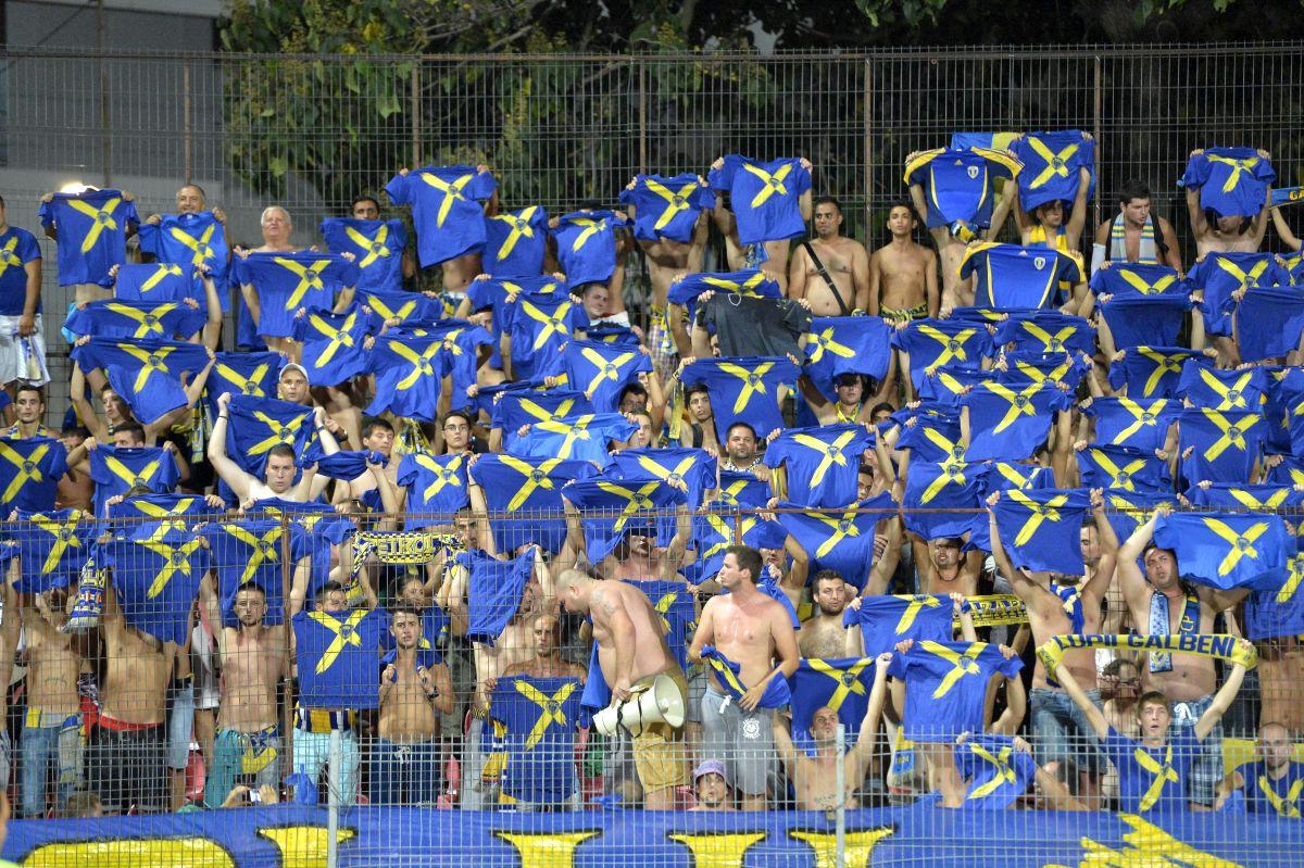 Rivalitatea Petrolul  - Dinamo, în imagini: ură în stare pură, scenografii explozive și mesaje cu dedicație