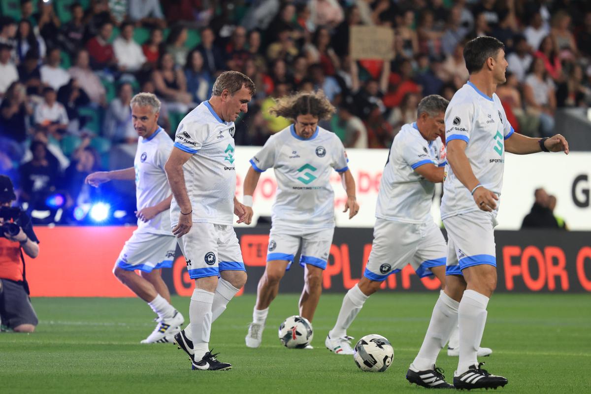 Coloși la tot pasul: Legends Charity Game, spectacol pentru o cauză nobilă! Gică Hagi, un sfert de oră pe teren
