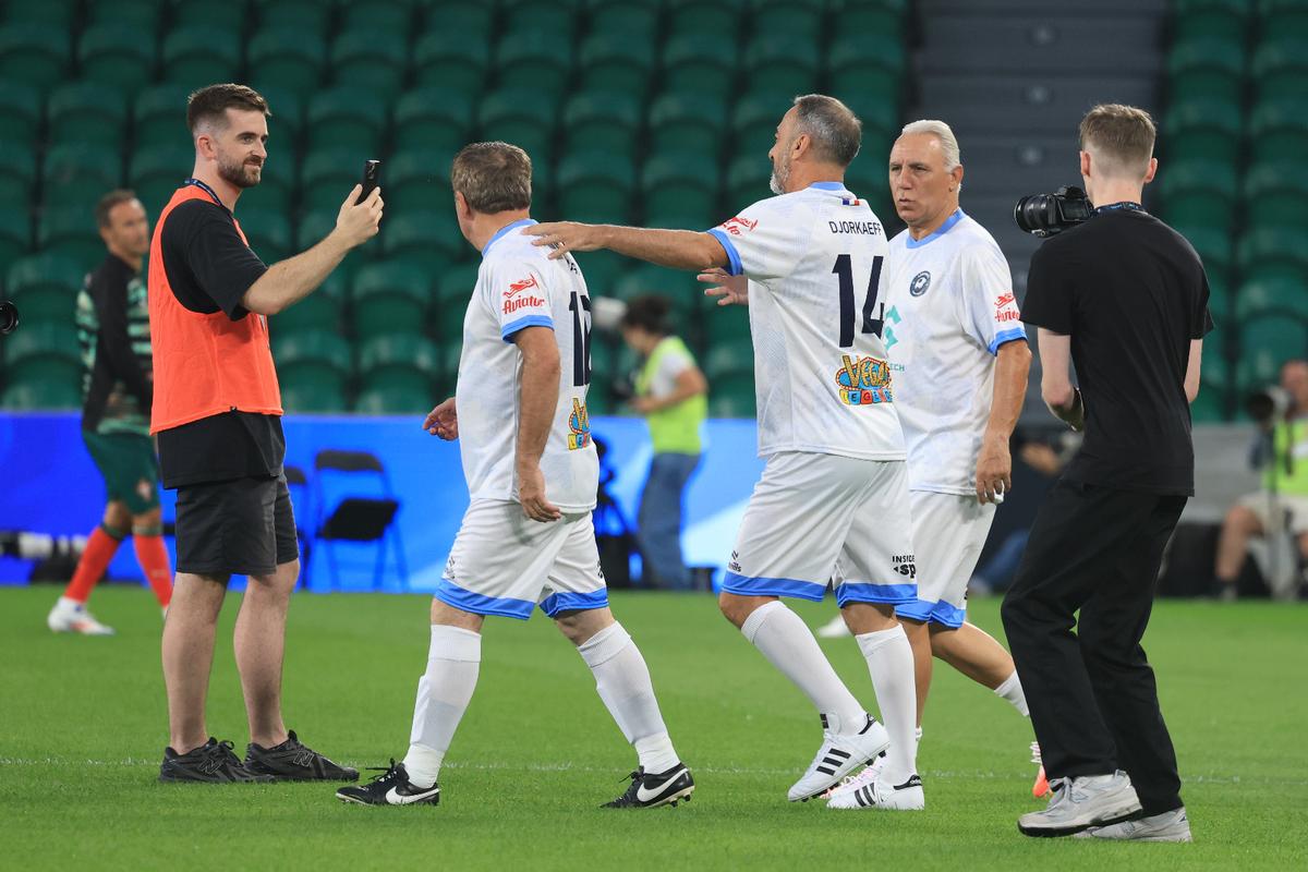 Imagini de senzație surprinse de GSP la Legends Charity Game: Gică Hagi, asaltat de fani la Lisabona » Reacție genială pe gazon: „E cam mare terenul ăsta”