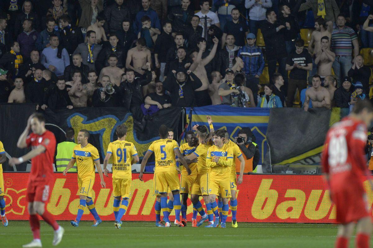 Rivalitatea Petrolul  - Dinamo, în imagini: ură în stare pură, scenografii explozive și mesaje cu dedicație