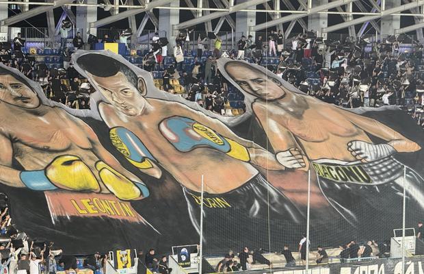 Scenografii FABULOASE la Petrolul - Dinamo! Reverență pentru trei boxeri uriași ai Ploieștiului + torțe și fumigene în peluza „câinilor”