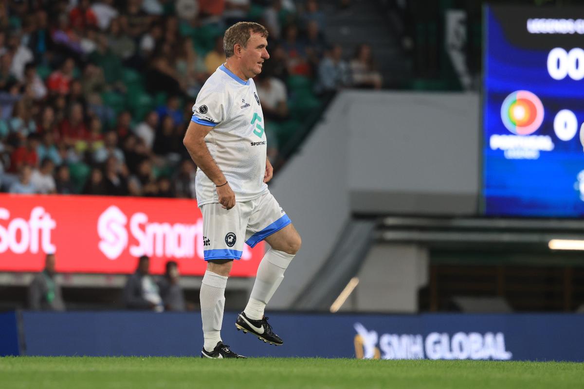 Imagini de senzație surprinse de GSP la Legends Charity Game: Gică Hagi, asaltat de fani la Lisabona » Reacție genială pe gazon: „E cam mare terenul ăsta”