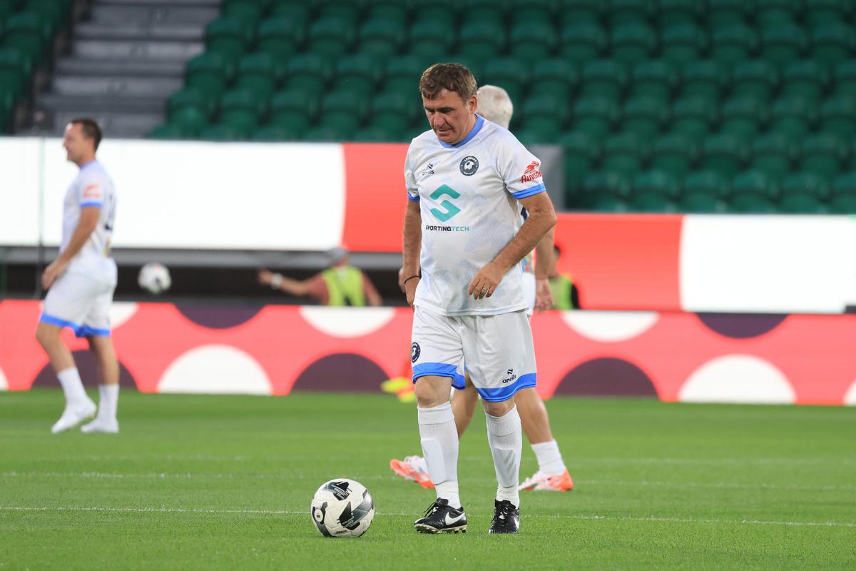 Coloși la tot pasul: Legends Charity Game, spectacol pentru o cauză nobilă! Gică Hagi, un sfert de oră pe teren