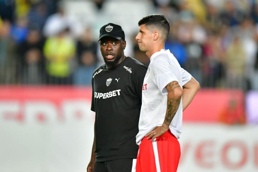 Dinamoviștii au ieșit la încălzire / FOTO: Cristi Preda (GSP) Petrolul - Dinamo 0-3 » „Bijutierii”! „Câinii” au stins lumina la Ploiești, prestație de gală pentru Cîrjan! Trupa lui Kopic e pe podium, „lupii” își caută antrenor!