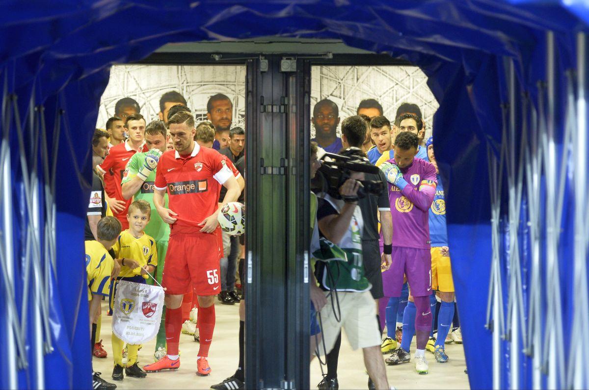 O ură care mocnește » Puțini știu de ce s-a rupt „frăția” dintre Petrolul și Dinamo + 30 de imagini dintr-o rivalitate caustică