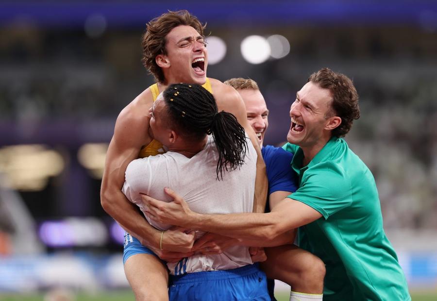 Armand Duplantis sărbătorind recordul mondial de 6,30 m cu colegii de probă, Karalis, Kendricks și Marschall Foto: Guliver/GettyImages Armand Duplantis, record mondial răsplătit cu 170.000 de dolari » Ce spun adversarii: „Are tot ce își dorește fiecare săritor”