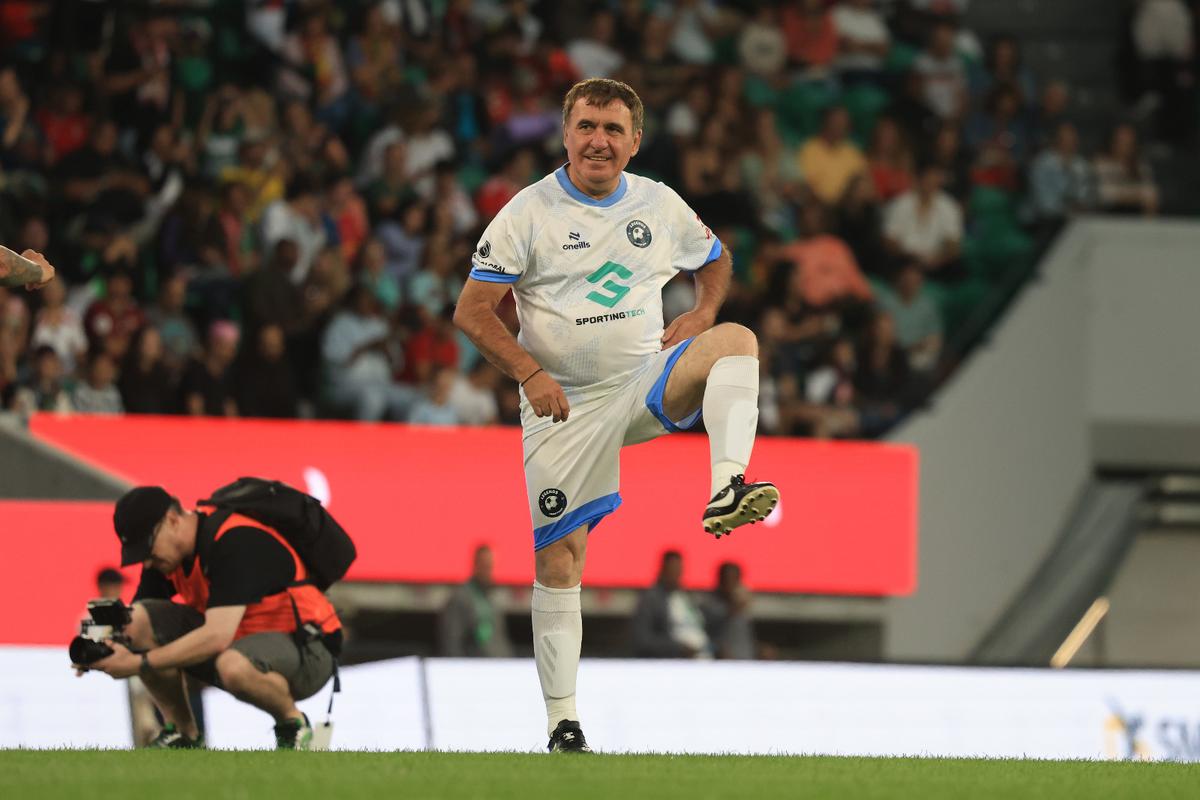 Imagini de senzație surprinse de GSP la Legends Charity Game: Gică Hagi, asaltat de fani la Lisabona » Reacție genială pe gazon: „E cam mare terenul ăsta”