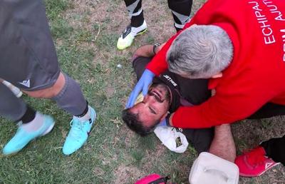 Scene șocante in fotbalul mic din România! Arbitrul, strâns de gât și bătut cu bestialitate de jucător: primarul vrea să desființeze echipa