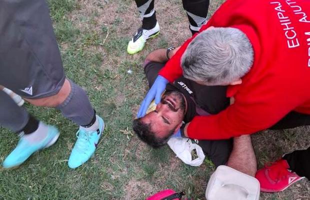 Scene șocante in fotbalul mic din România! Arbitrul, strâns de gât și bătut cu bestialitate de jucător: primarul vrea să desființeze echipa