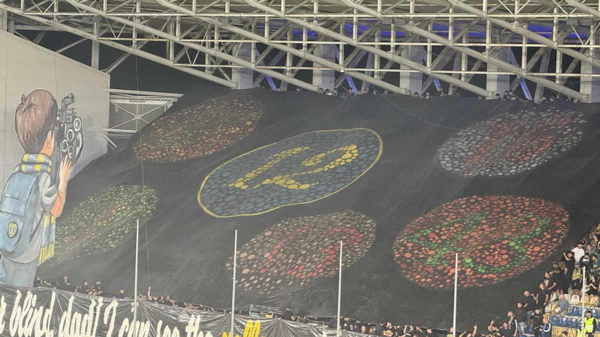 Scenografii FABULOASE la Petrolul - Dinamo! Reverență pentru trei boxeri uriași ai Ploieștiului + torțe și fumigene în peluza „câinilor”