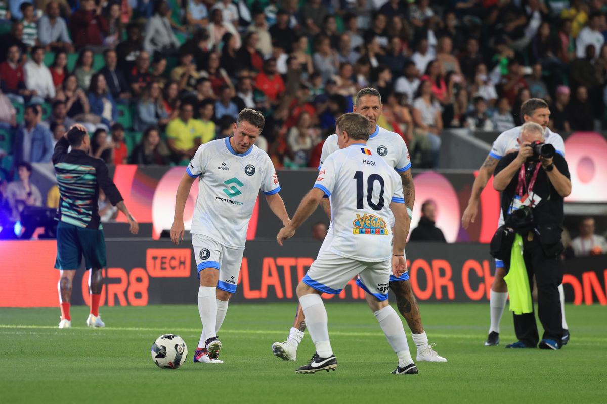 Coloși la tot pasul: Legends Charity Game, spectacol pentru o cauză nobilă! Gică Hagi, un sfert de oră pe teren
