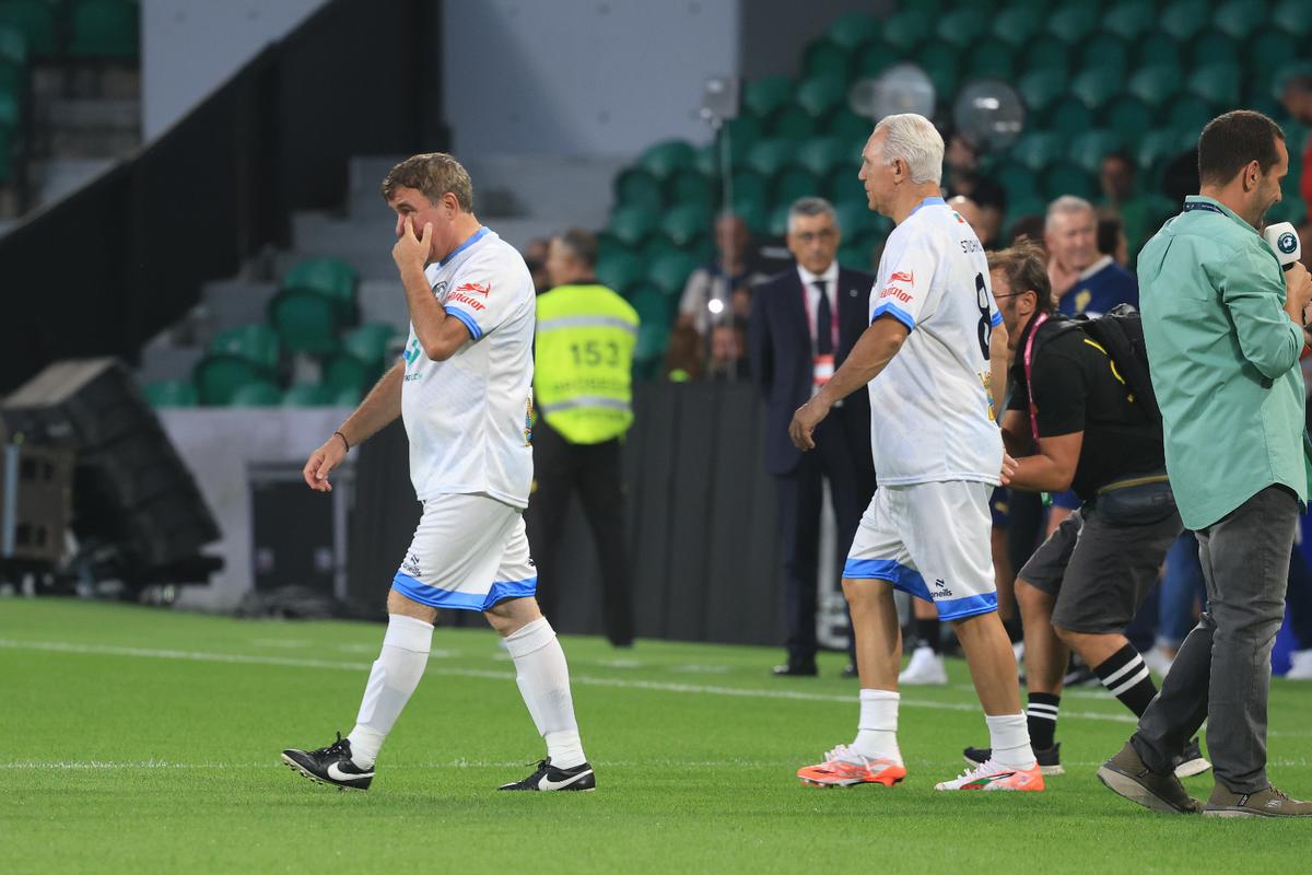 Imagini de senzație surprinse de GSP la Legends Charity Game: Gică Hagi, asaltat de fani la Lisabona » Reacție genială pe gazon: „E cam mare terenul ăsta”