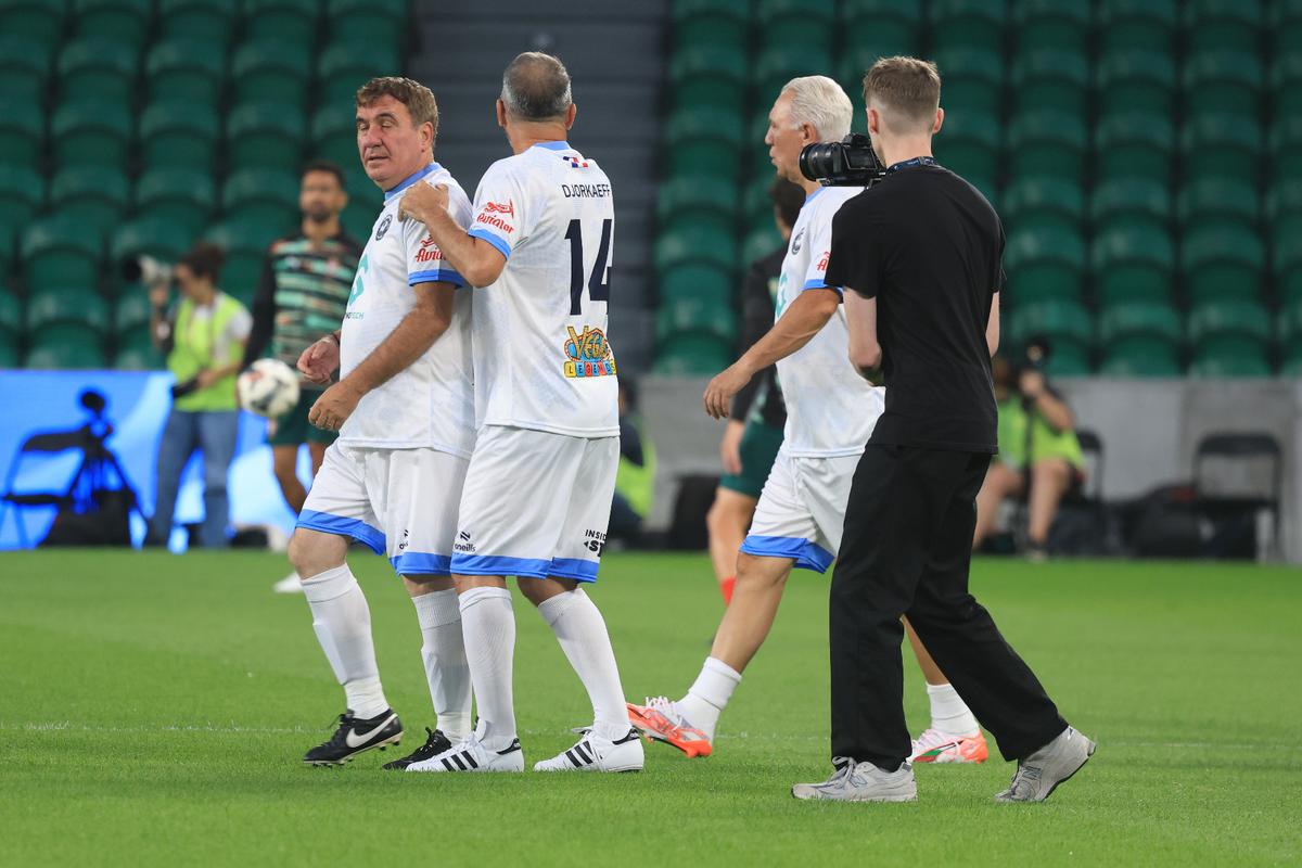 Coloși la tot pasul: Legends Charity Game, spectacol pentru o cauză nobilă! Gică Hagi, un sfert de oră pe teren