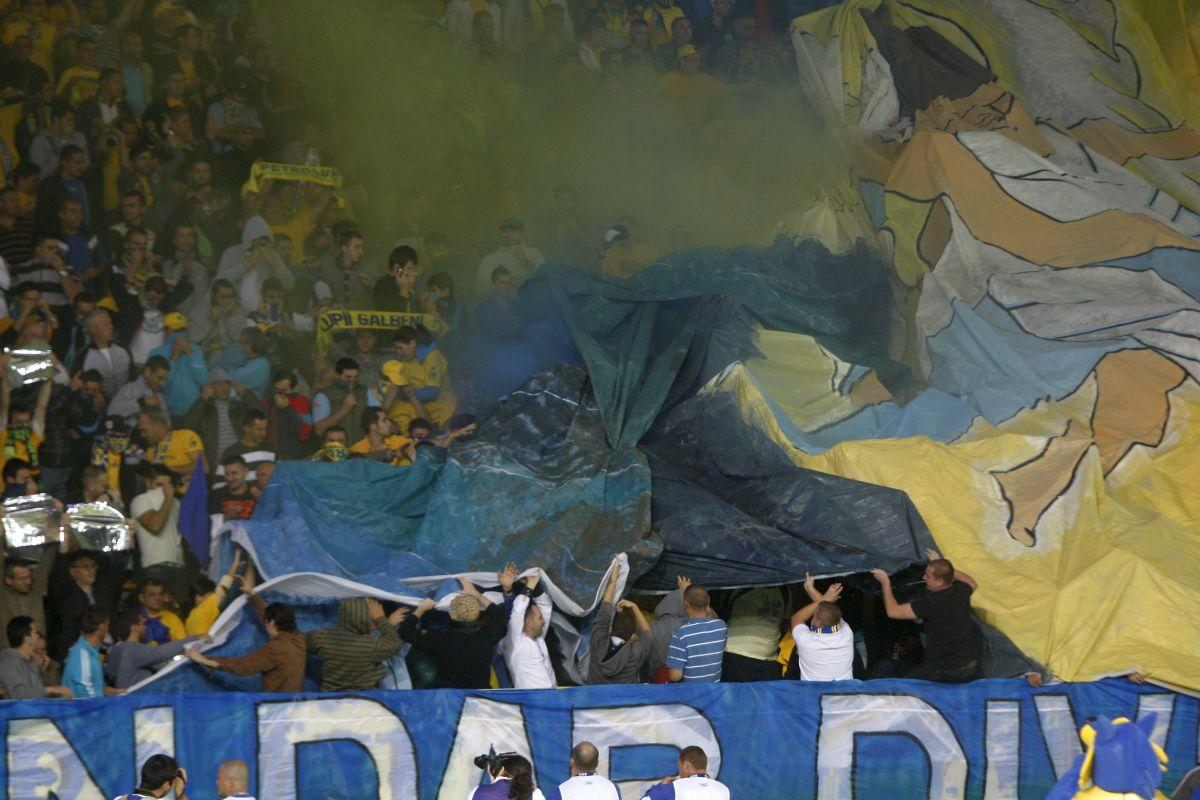 Rivalitatea Petrolul  - Dinamo, în imagini: ură în stare pură, scenografii explozive și mesaje cu dedicație