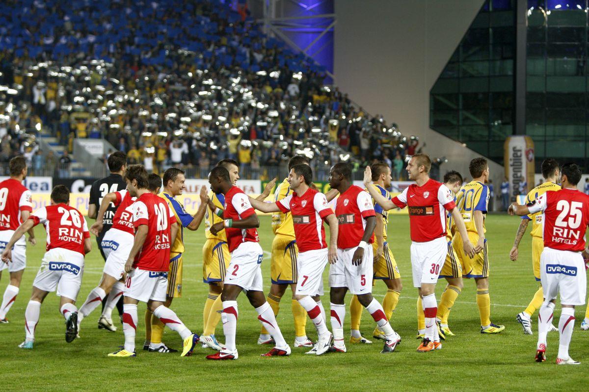 Rivalitatea Petrolul  - Dinamo, în imagini: ură în stare pură, scenografii explozive și mesaje cu dedicație