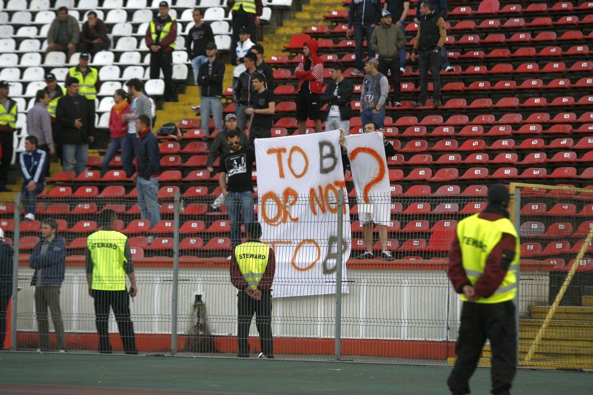 Rivalitatea Petrolul  - Dinamo, în imagini: ură în stare pură, scenografii explozive și mesaje cu dedicație