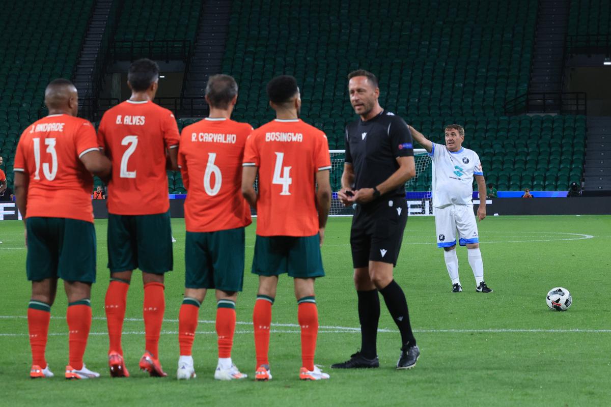 Lui Gică Hagi i-au rămas cei 3 de „T”: talent, tupeu și tenacitate » A bătut lovitura liberă în fața lui Del Piero, călcâie între Pepe și Figo! Toate fazele pe GSP